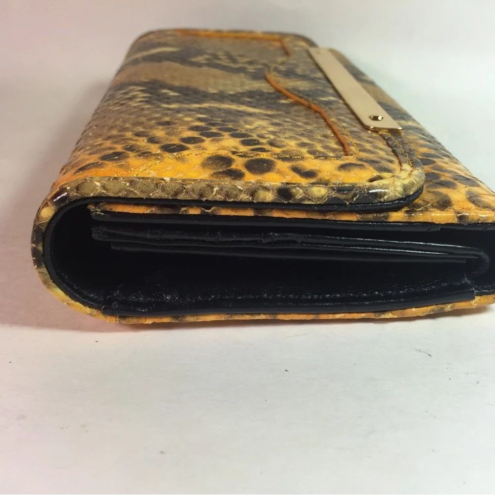 Elegant Snake Print Clutch - Picture 4 of 7